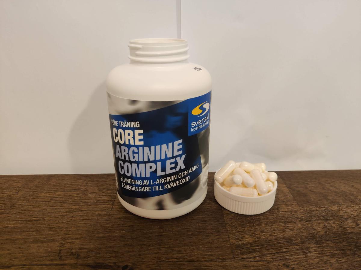 Core Arginine Complex mot vit bakgrund med kapslar bredvid