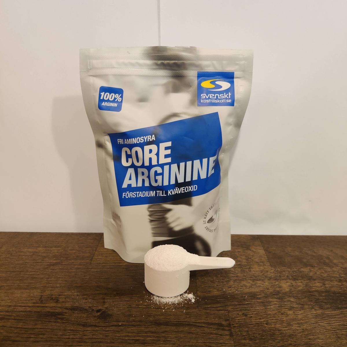 Core Arginine med uppmätt skopa framför påsen