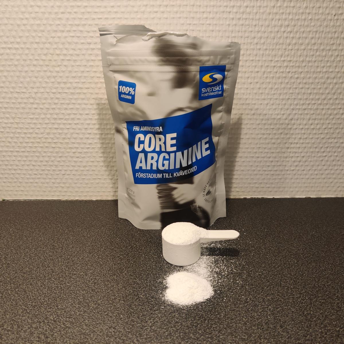 Core Arginine med skopa och fint pulver på köksbänken