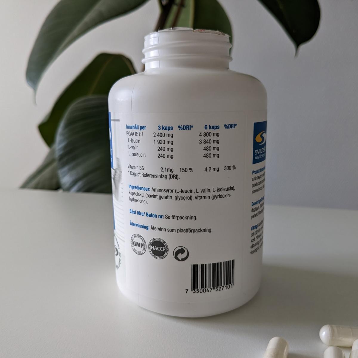 Närbild på etiketten Core BCAA Caps med 8 1 1 och vitamin B6 foto av oss