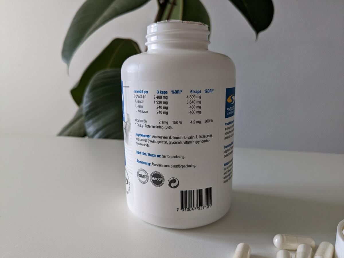 Närbild på etiketten Core BCAA Caps med 8 1 1 och vitamin B6 foto av oss