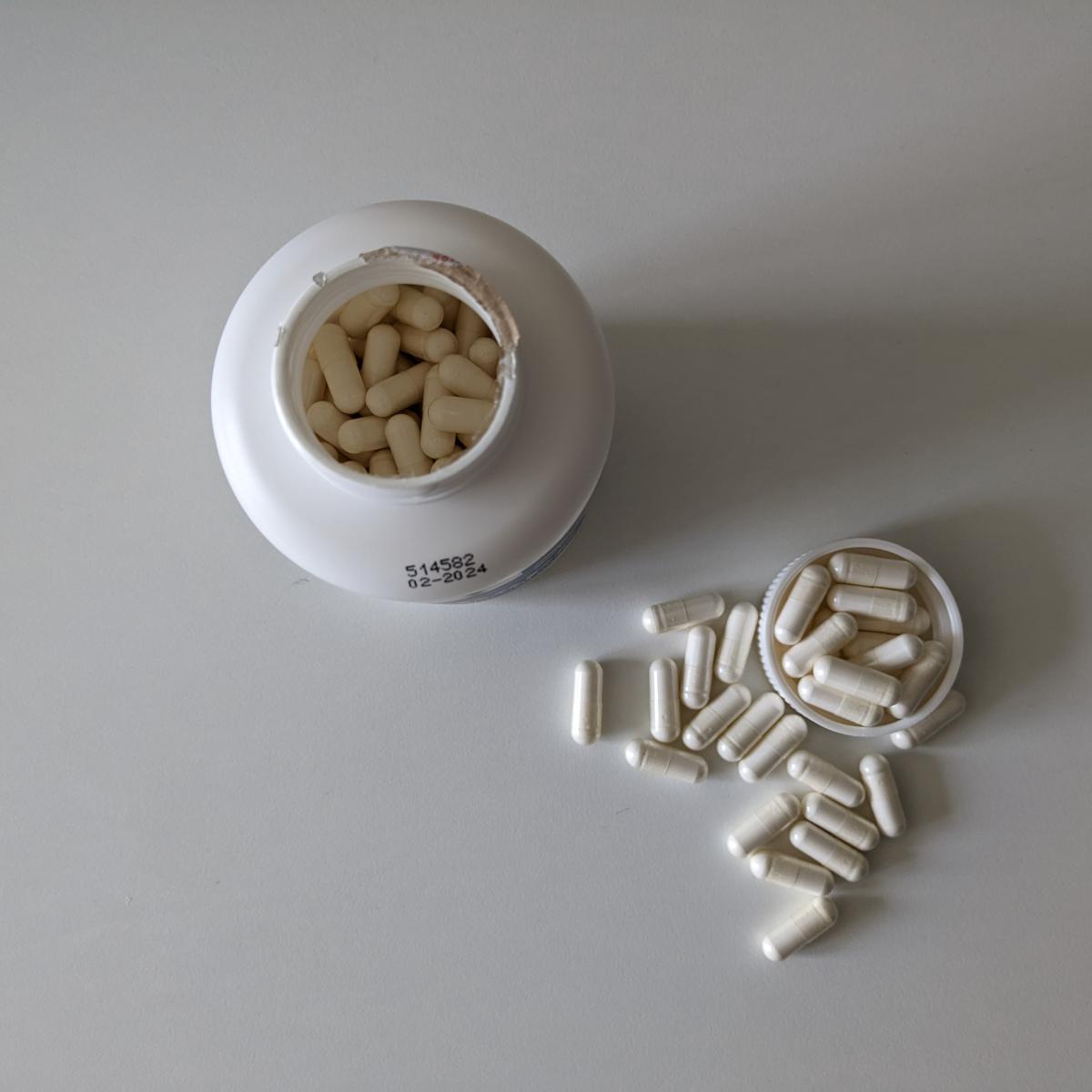 Öppen Core BCAA Caps sedd uppifrån med kapslar bredvid foto taget av oss under testet