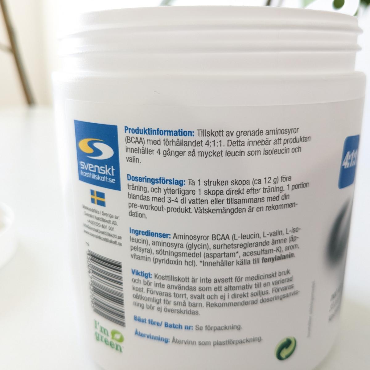 Baksida med tydlig innehålls och doseringsinfo på Core BCAA Powder, fotograferad i vårt test