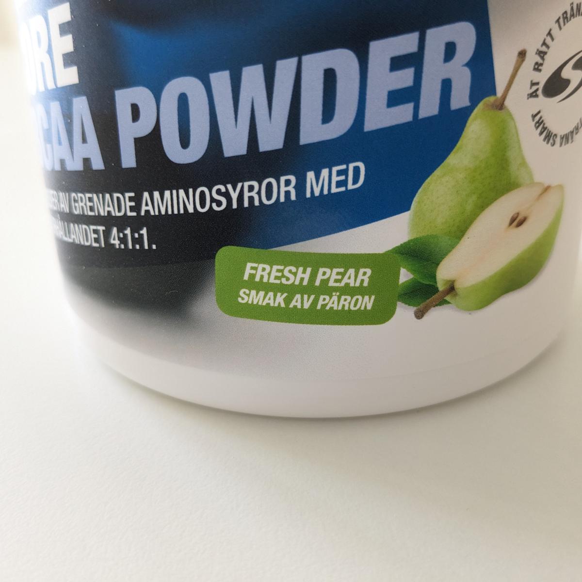 Närbild på etiketten Core BCAA Powder Fresh Pear, tagen av oss