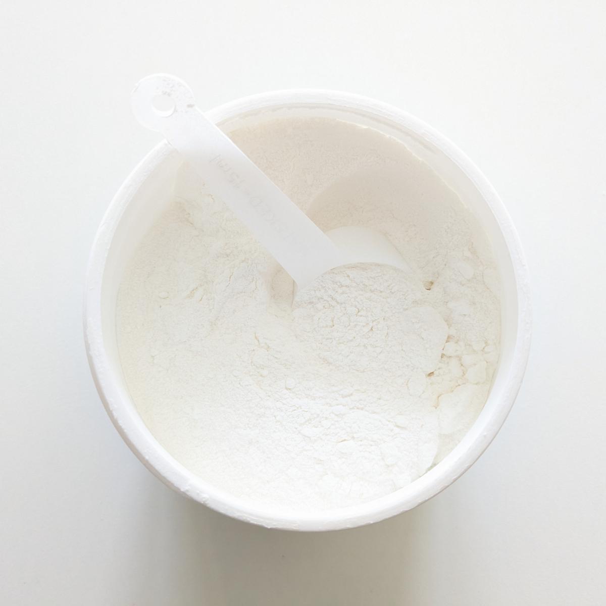 Core BCAA Powder öppnad burk med finkornigt pulver och skopa, fotograferad av oss under testet