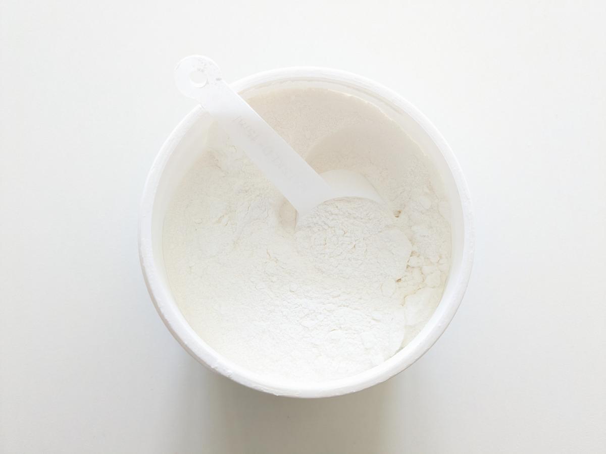 Core BCAA Powder öppnad burk med finkornigt pulver och skopa, fotograferad av oss under testet