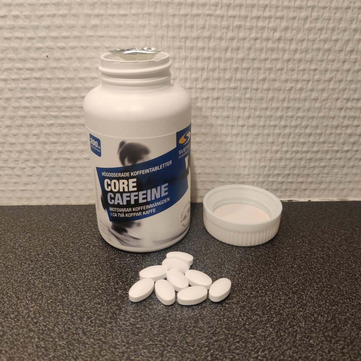 Core Caffeine öppnad burk med tabletter på bänken, foto taget av oss under testet