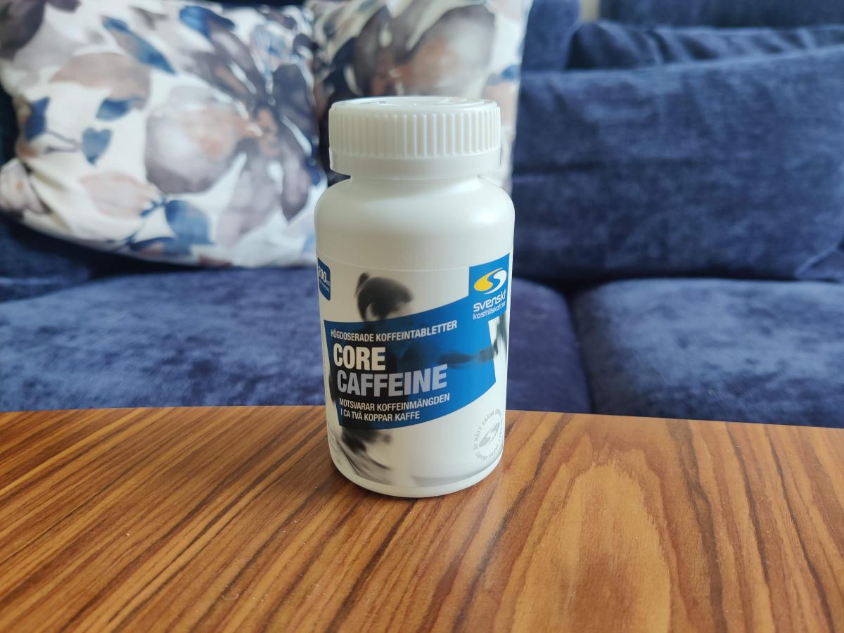 Core Caffeine på soffbord i hemmamiljö, fotograferad av oss under användning