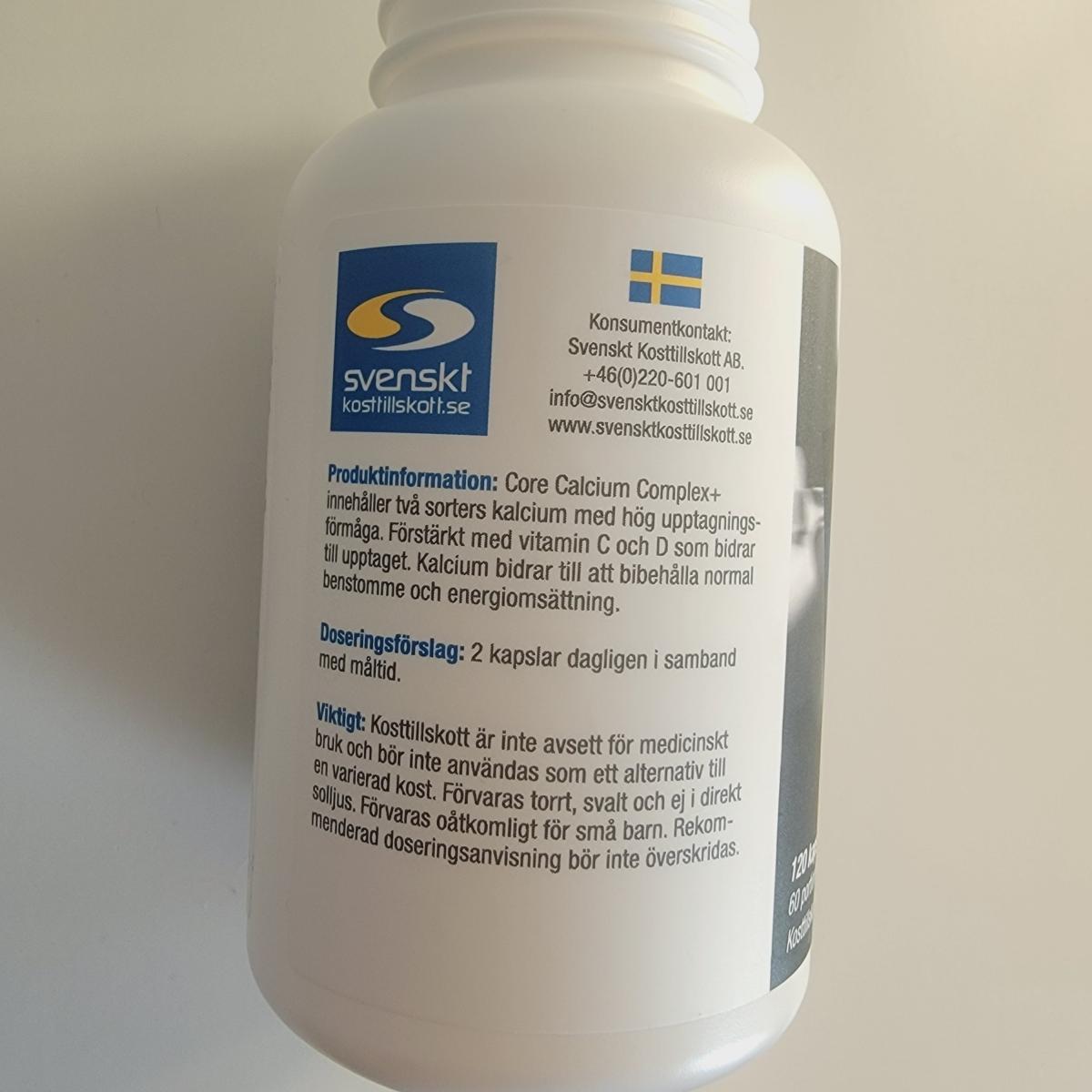 Närbild av baksidan med doseringsråd och svensk kontaktinfo på Core Calcium Complex+