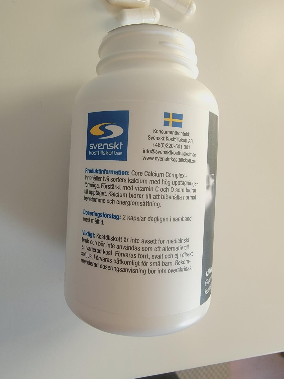 Närbild av baksidan med doseringsråd och svensk kontaktinfo på Core Calcium Complex+