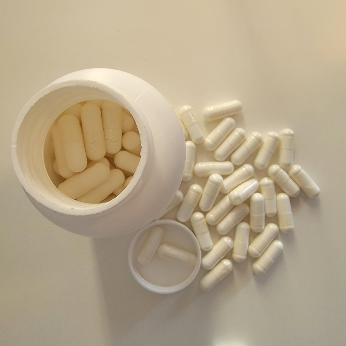 Core Calcium Complex+ sedd uppifrån med kapslar i burken och på bordet