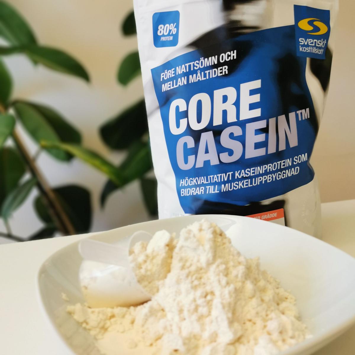 Core Casein pulver i skål med skopa framför förpackningen – foto från vårt test