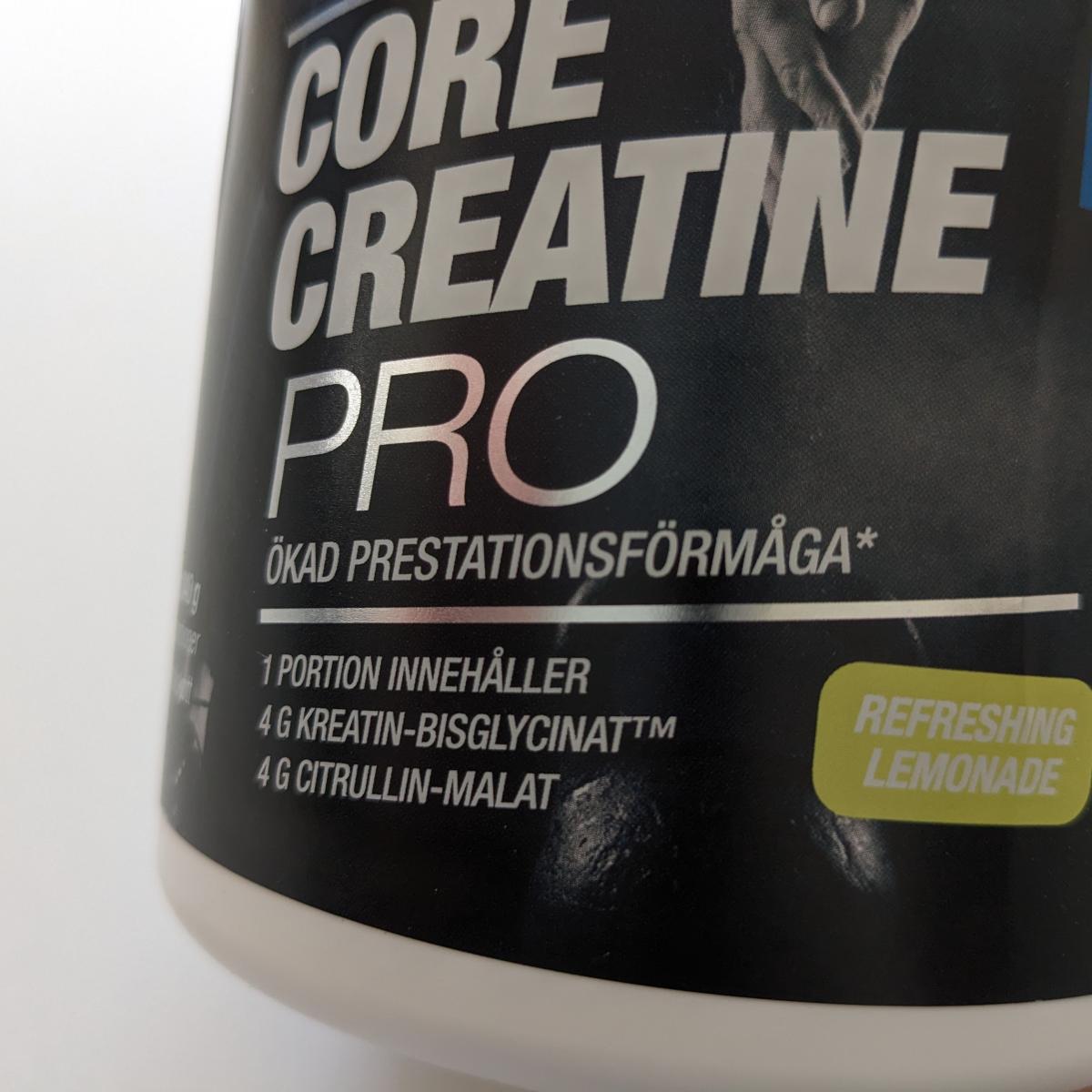 Närbild på etiketten Core Creatine Pro Refreshing Lemonade tagen i vårt test