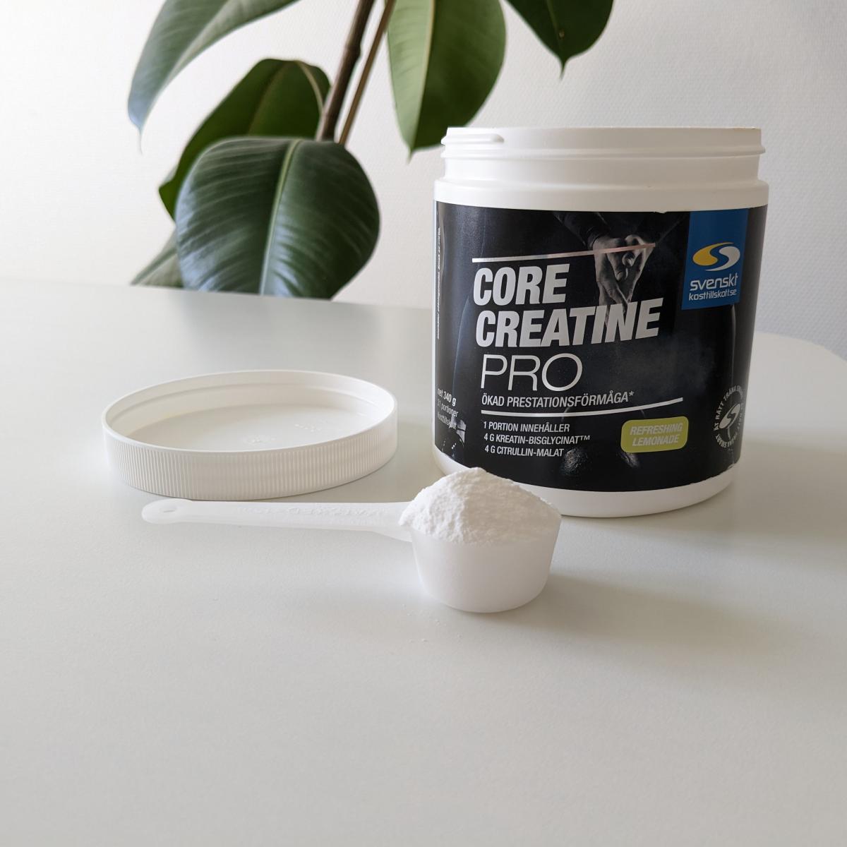 Core Creatine Pro på bord med uppmätt skopa framför burken fotad av oss