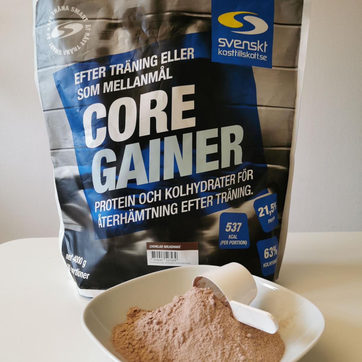 Core Gainer Choklad Milkshake i skål med skopa, fotad av oss under testet