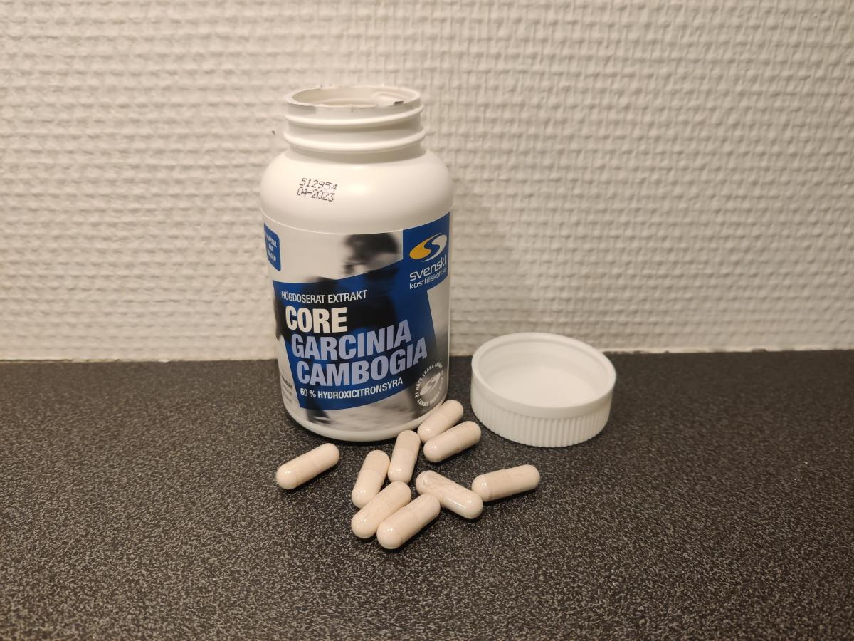 Öppnad burk och kapslar av Core Garcinia Cambogia, foto taget under vårt test