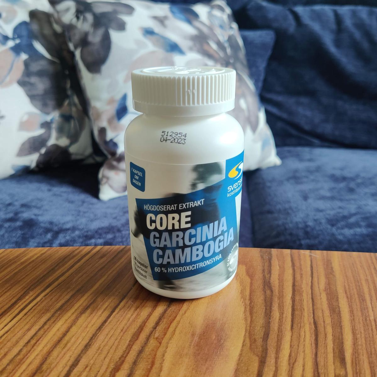 Öppnad burk och kapslar av Core Garcinia Cambogia, foto taget under vårt test