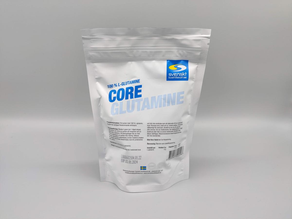 Core Glutamine baksida med tydlig innehållsinfo och batch, fotad i vår studio