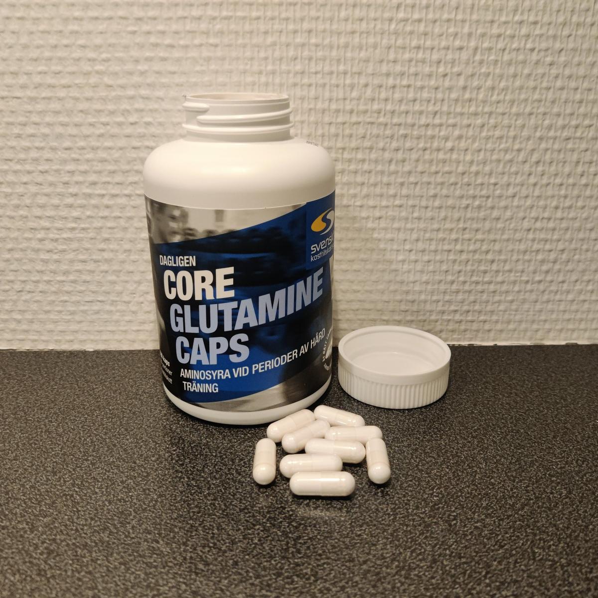 Öppen burk Core Glutamine Caps med kapslar på bänken, egen bild