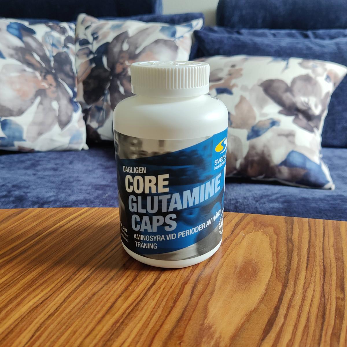 Core Glutamine Caps på soffbord, fotograferad av oss under testet