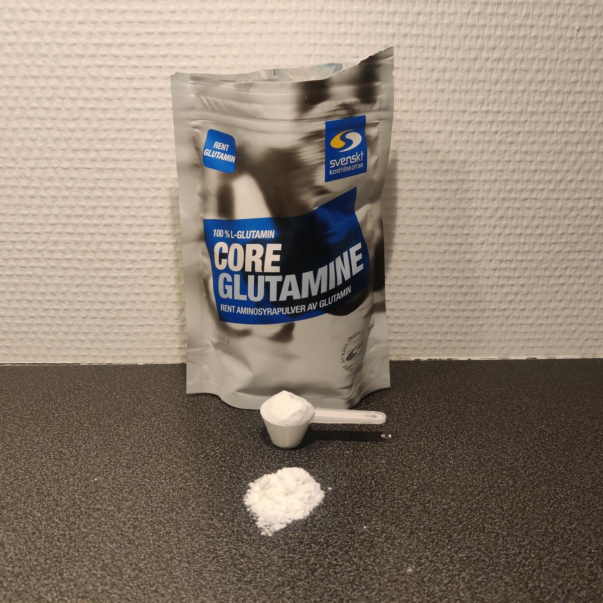 Core Glutamine med skopa och finkornigt pulver på köksbänken, taget av oss