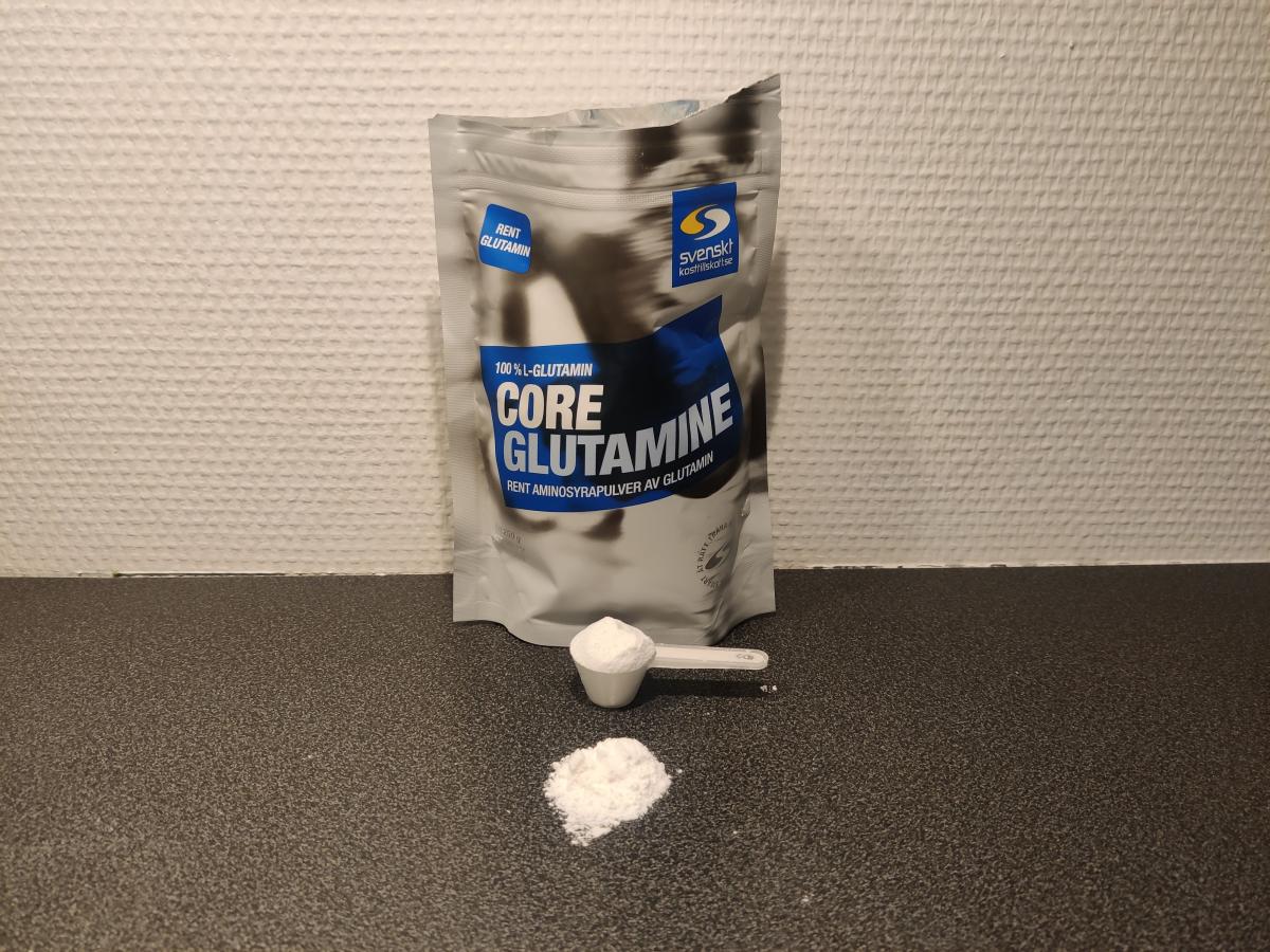 Core Glutamine med skopa och finkornigt pulver på köksbänken, taget av oss