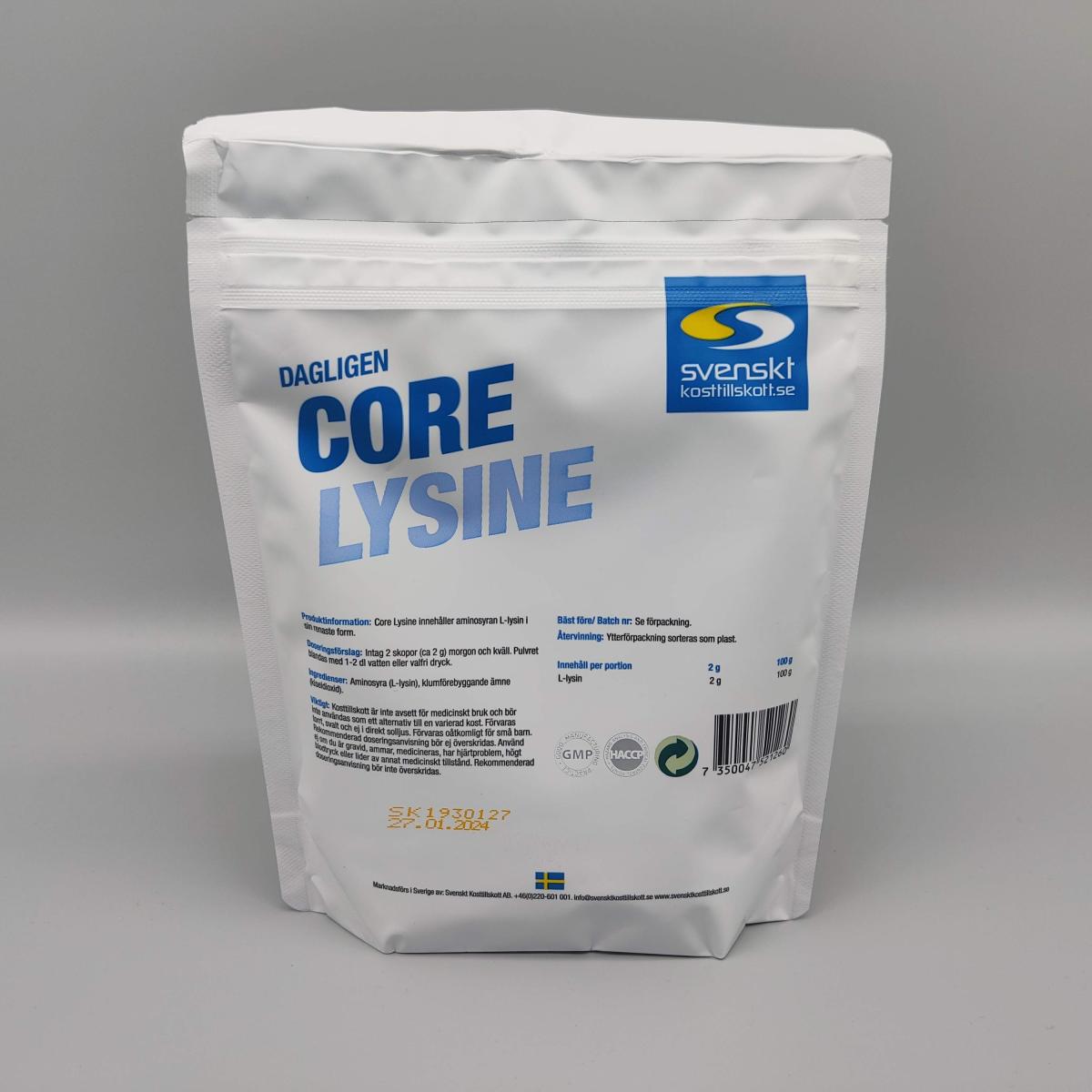 Baksida av Core Lysine med innehåll och dosering i fokus, egen studiobild