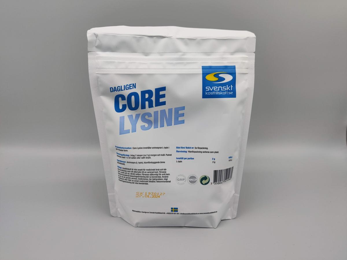 Baksida av Core Lysine med innehåll och dosering i fokus, egen studiobild