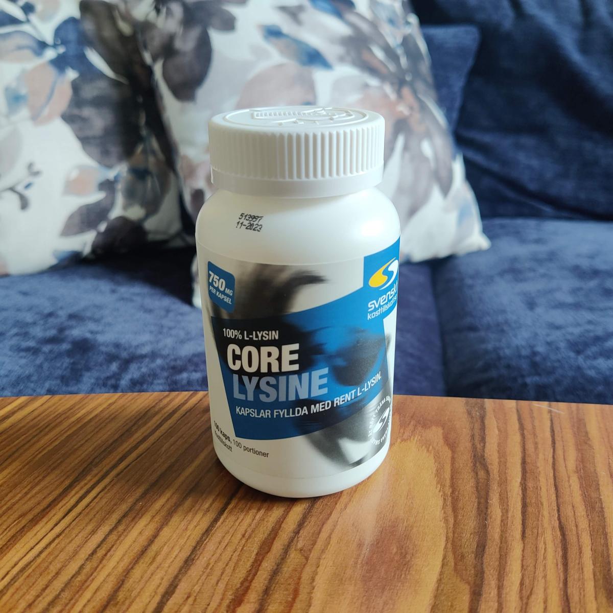 Core Lysine på soffbord hemma, foto av oss under testet med 750 mg per kapsel