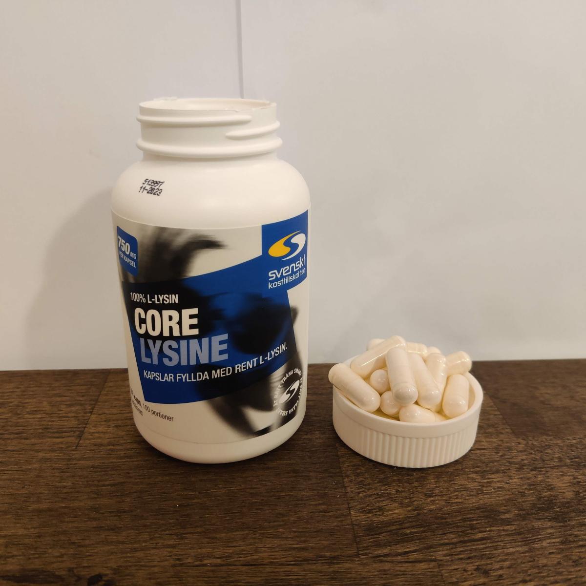 Core Lysine och kapslar i närbild bredvid burken, egen bild