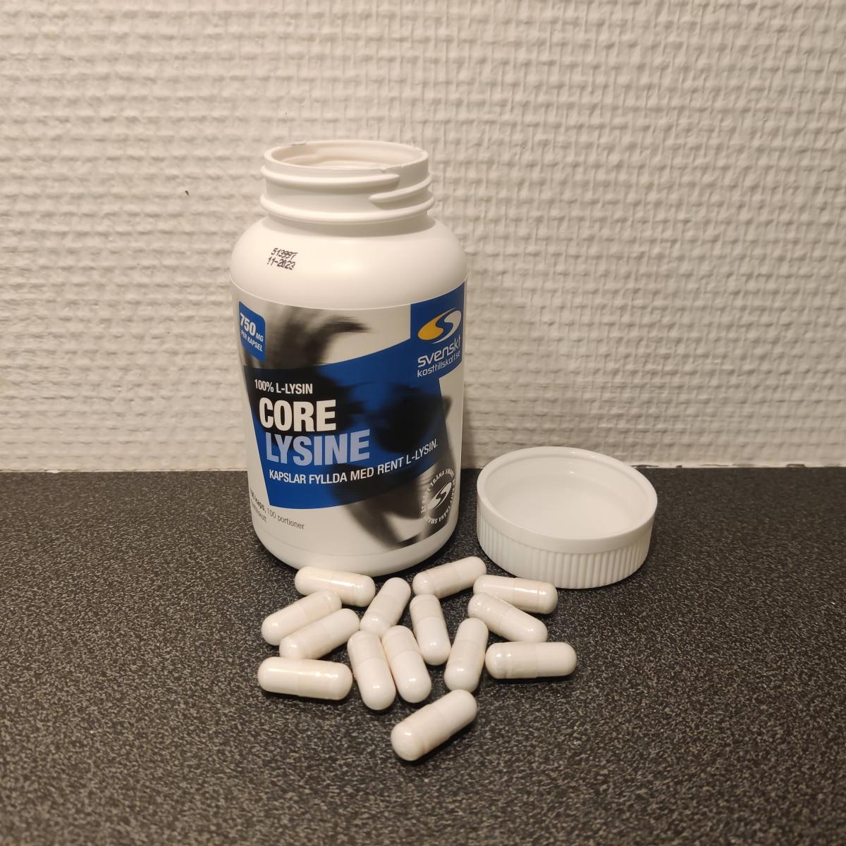 Öppen Core Lysine med kapslar på mörk bänkskiva, fotograferad av oss