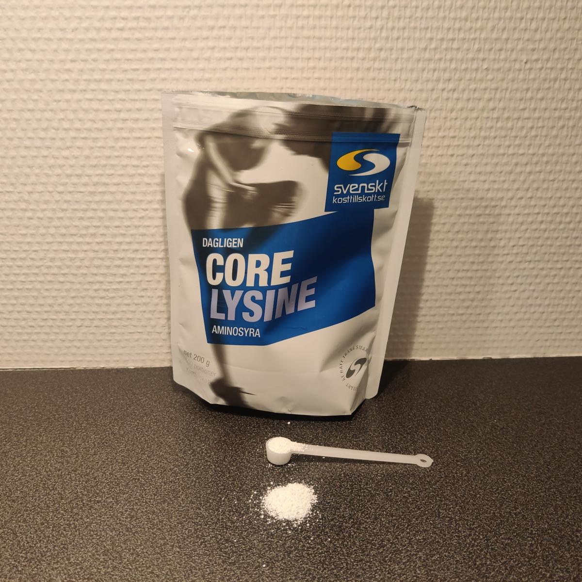 Skopa med vitt Core Lysine‑pulver framför förpackningen i köket, taget under vårt test