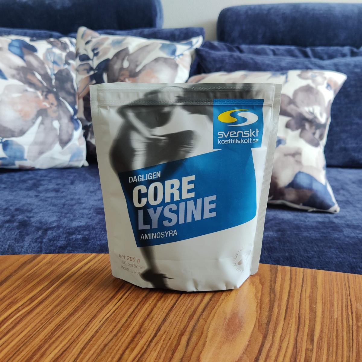 Core Lysine‑påse på vårt soffbord hemma, foto taget av oss under testet