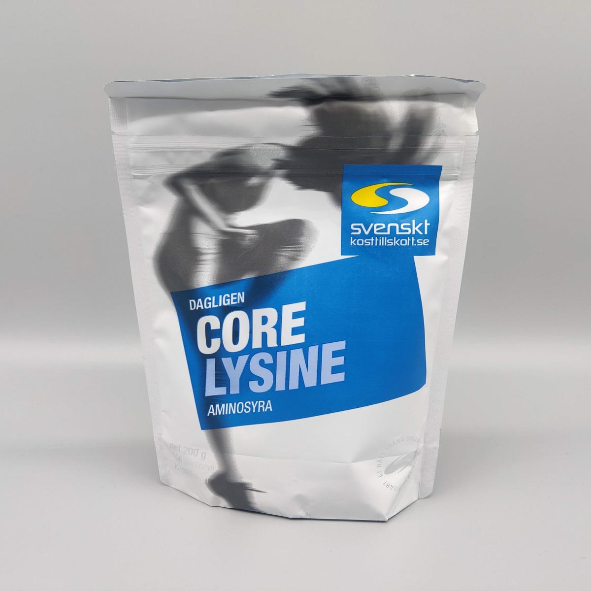 Core Lysine pulverpåse framsida mot neutral bakgrund, fotograferad av oss