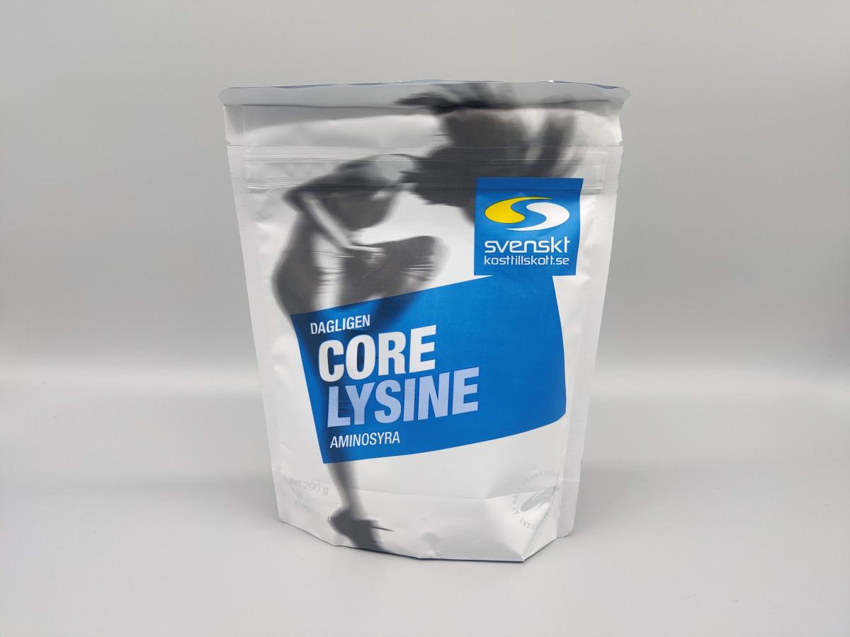 Core Lysine pulverpåse framsida mot neutral bakgrund, fotograferad av oss