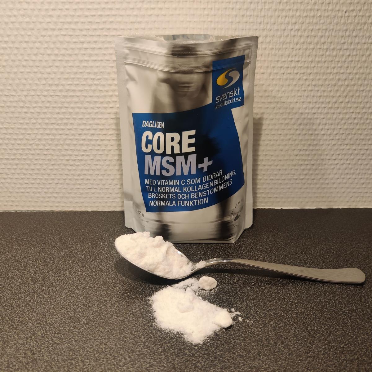 Core MSM+ med tesked pulver på bänken, foto taget av oss under testet