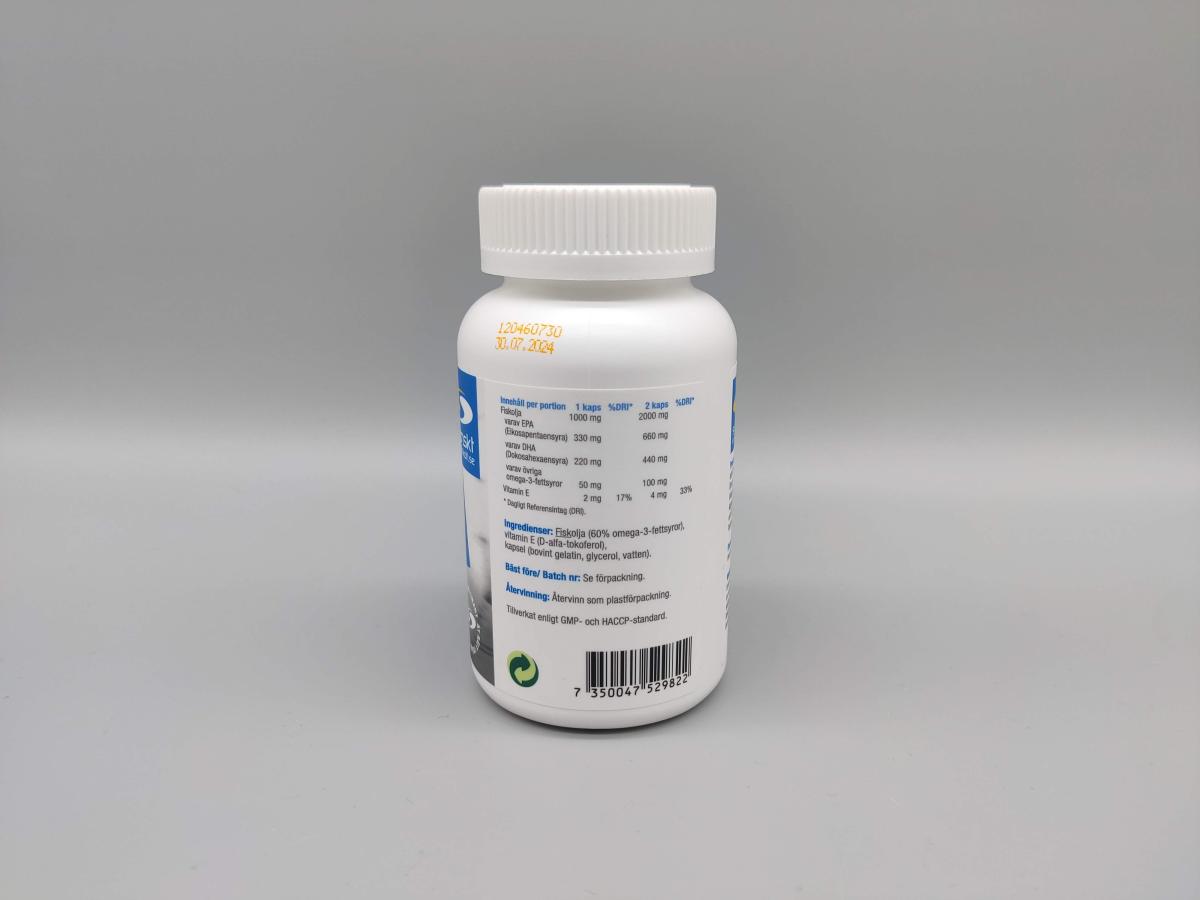 Baksida med innehållstabell och batchnummer på Core Omega-3+, fotad av oss