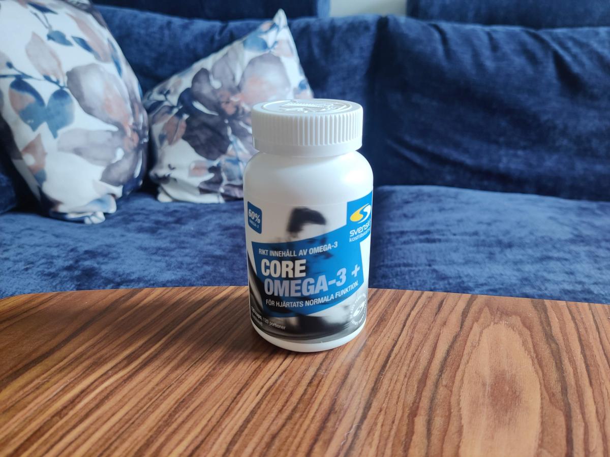 Core Omega-3+ på soffbord i hemmamiljö, egen testbild