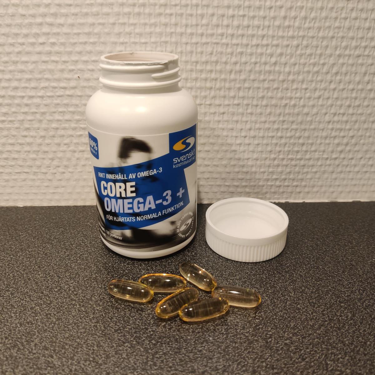 Core Omega-3+ med gyllene kapslar bredvid burken, egen bild från recensionen