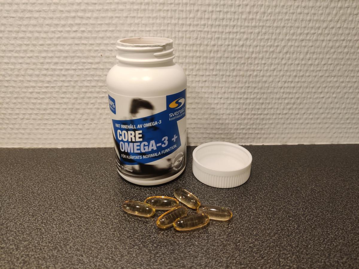 Core Omega-3+ öppnad burk med kapslar på bänken, foto taget av oss under testet