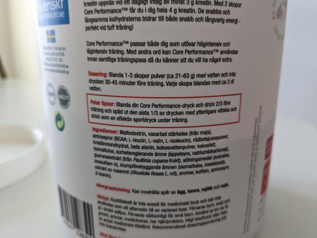 Baksida med dosering och ingredienser på Core Performance, bild från vår testperiod