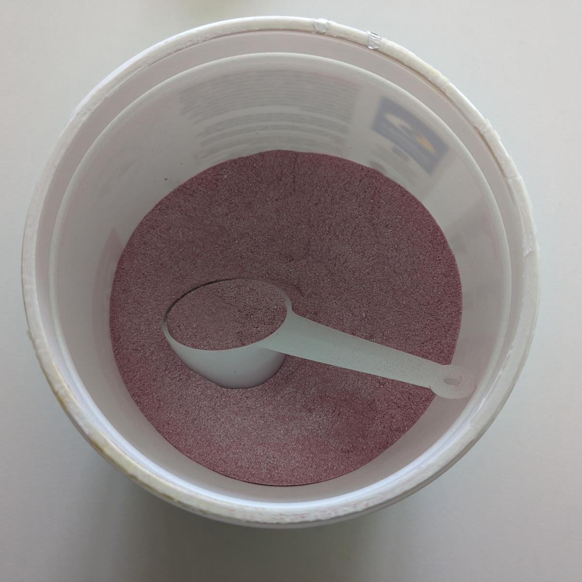 Core Performance BCAA-rikt PWO-pulver i burk med skopa, foto taget av oss under testet