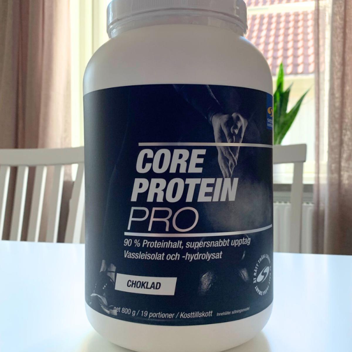 Core Protein Pro choklad på köksbord i dagsljus, foto taget av oss
