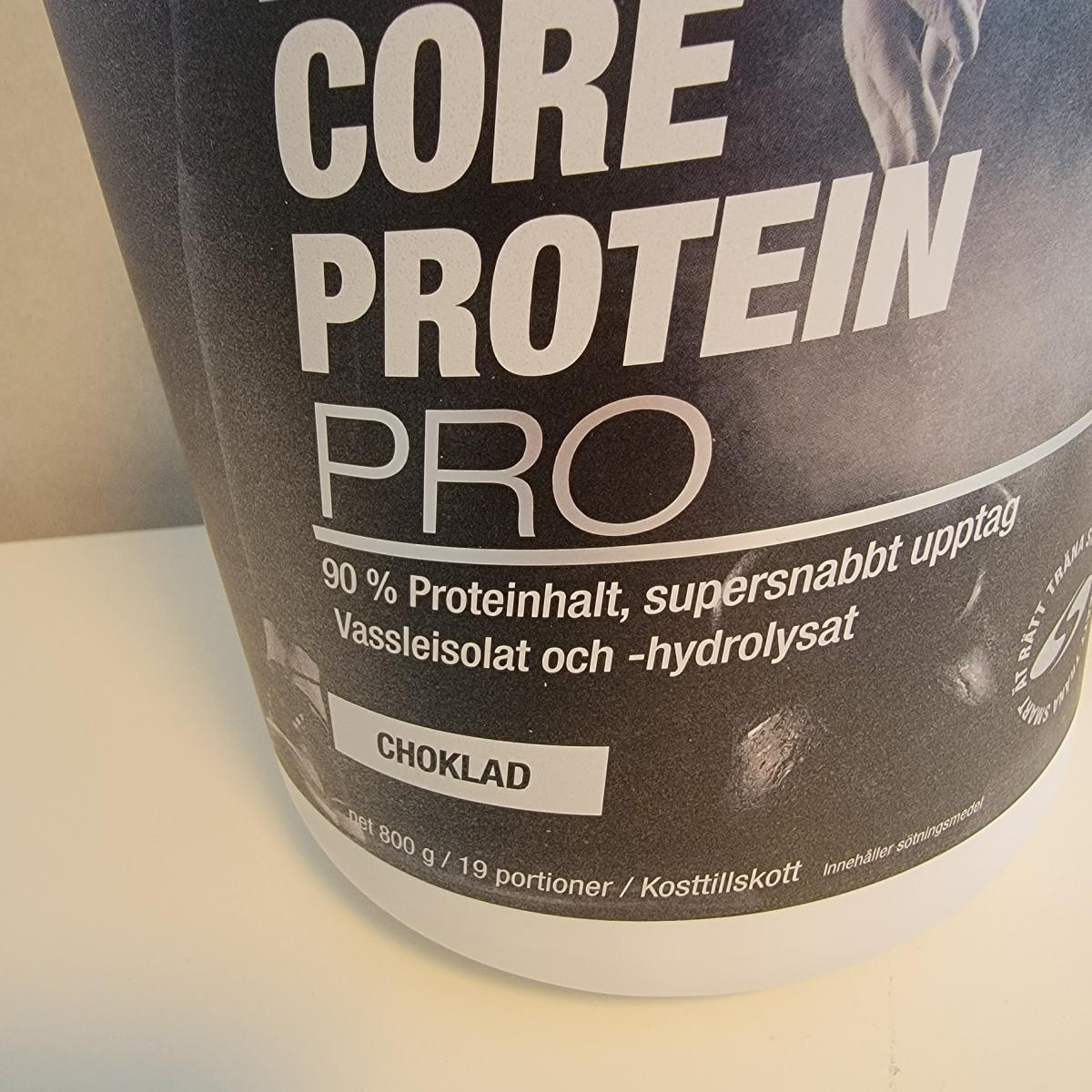 Framsida på Core Protein Pro choklad med premiumprofil, fotograferad under vårt test