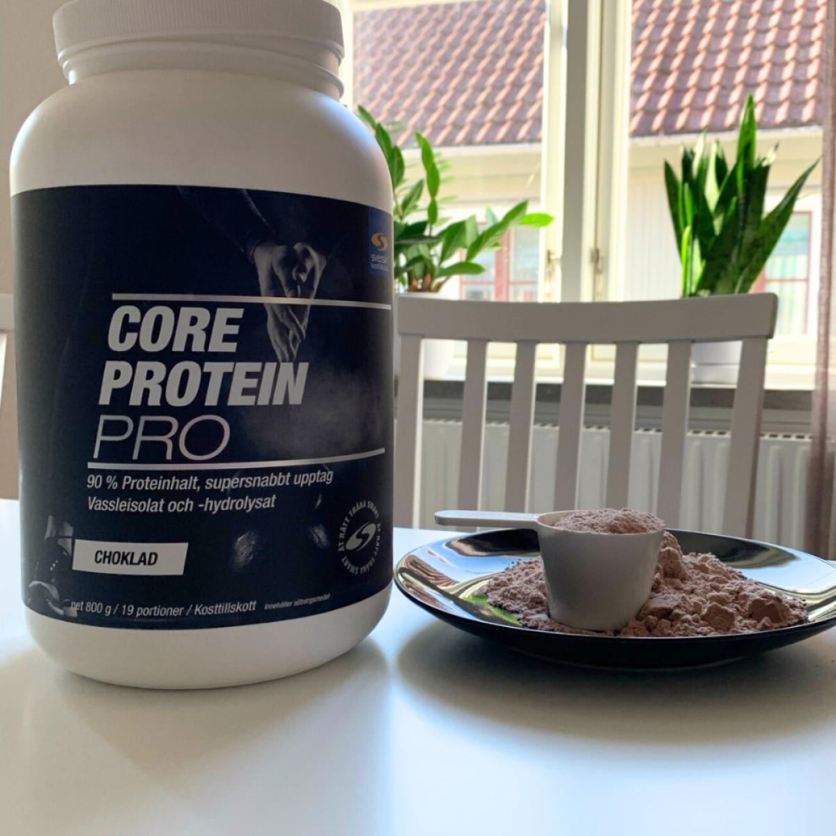 Core Protein Pro bredvid uppmätt portion i soligt kök
