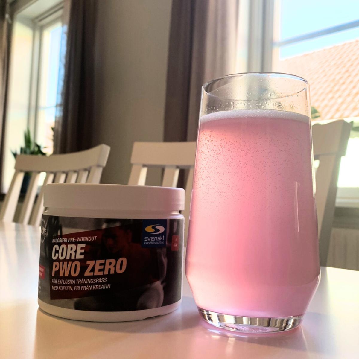 Glas med blandad Pink Lemonade bredvid Core PWO Zero, foto från vårt test