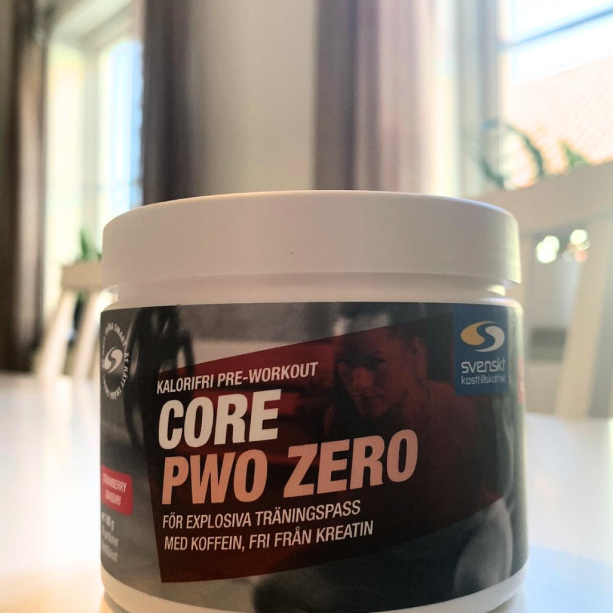 Vår egen testbild av Core PWO Zero på köksbordet i morgonljus, framsidan av burken
