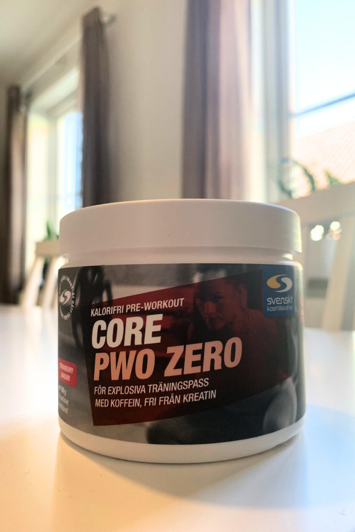 Vår egen testbild av Core PWO Zero på köksbordet i morgonljus, framsidan av burken