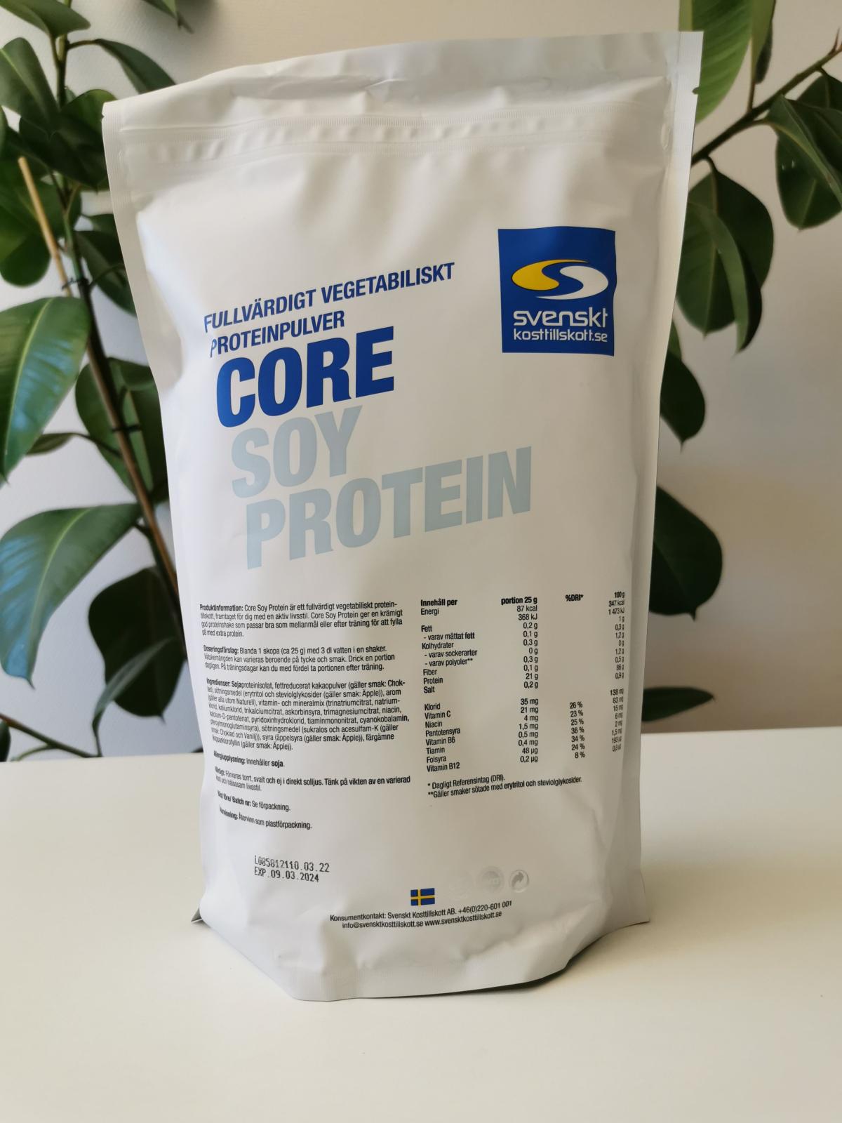 Core Soy Protein baksida med näringsvärden och ingredienser, fotad av oss