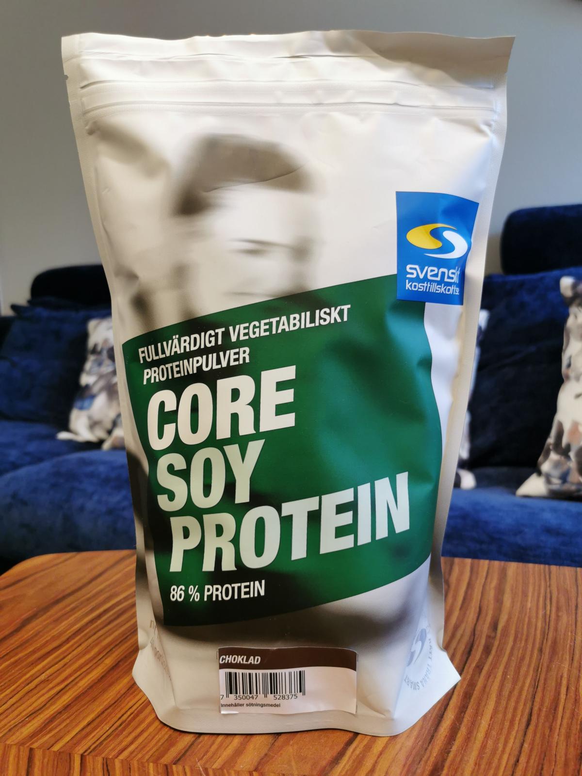 Core Soy Protein choklad på bordet, framsida 86% protein, foto taget av oss under testet